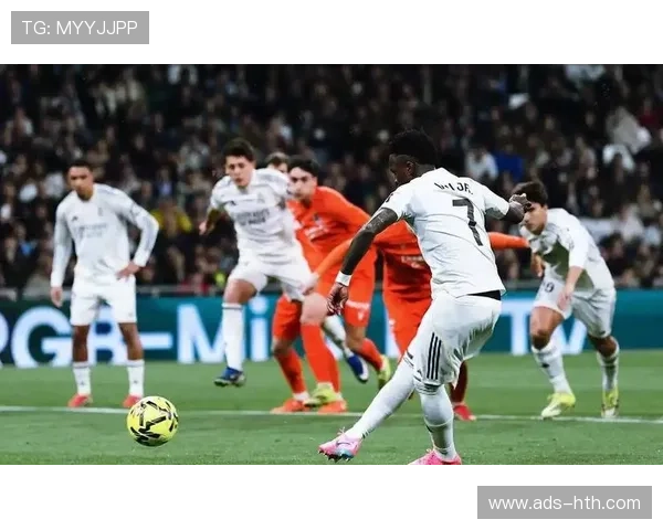 伯纳乌球场四万球迷欢呼,皇马登顶时刻气氛热烈 伯纳乌球场四万球迷欢呼,皇马登顶时刻气氛热烈